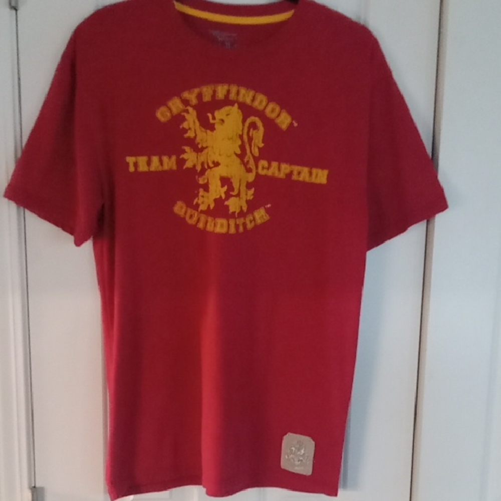 Gryffindor Team Captain Red T-Shirt - Picture 2 of 4
